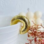 Earcuff - Chunky martillado dorado.