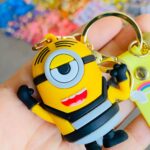 Llavero Minion negro y gris