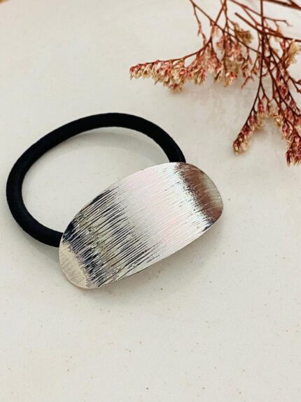 Pony cuff Ovalado plateado con relieve