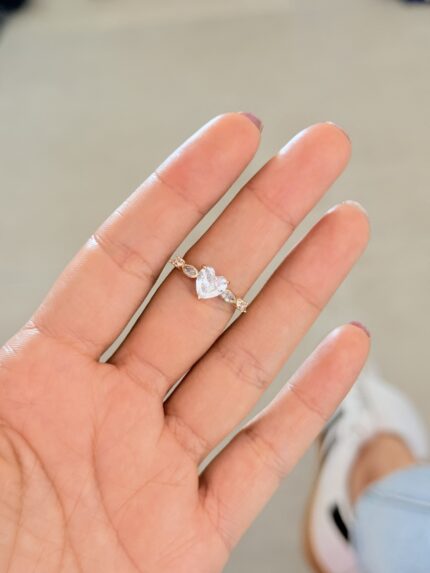 Anillo corazón encanto