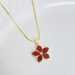 Cadena flor guayacán vinotinto