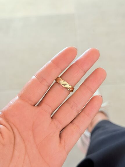 Anillo texturizado dorado